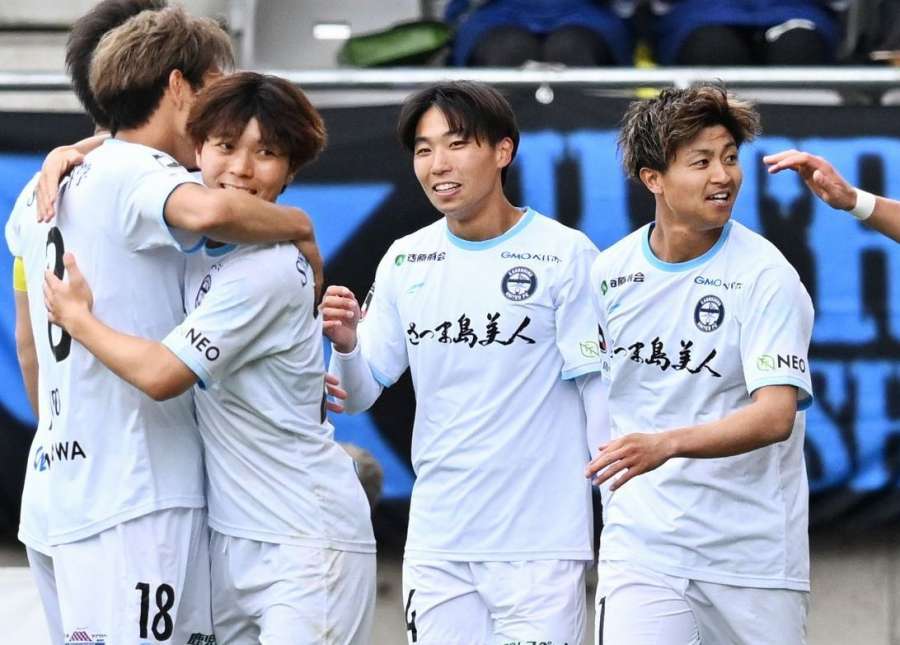 後半６分、先制点を決め笑顔を見せる鹿児島Ｕ・吉尾（右から２人目）＝長野Ｕスタジアム