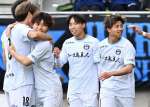 後半６分、先制点を決め笑顔を見せる鹿児島Ｕ・吉尾（右から２人目）＝長野Ｕスタジアム