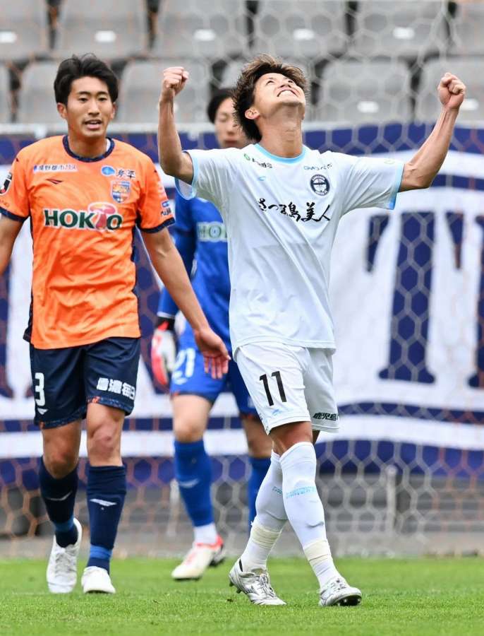 後半１３分、３点目のゴールを決めガッツポーズをする鹿児島Ｕの福田＝長野Ｕスタジアム
