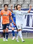 後半１３分、３点目のゴールを決めガッツポーズをする鹿児島Ｕの福田＝長野Ｕスタジアム