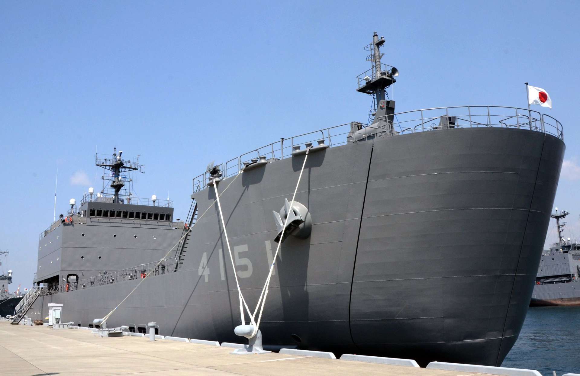 就役した海上輸送群の小型輸送艦「にほんばれ」＝６日午前１１時４５分ごろ、広島県呉市の海上自衛隊呉基地