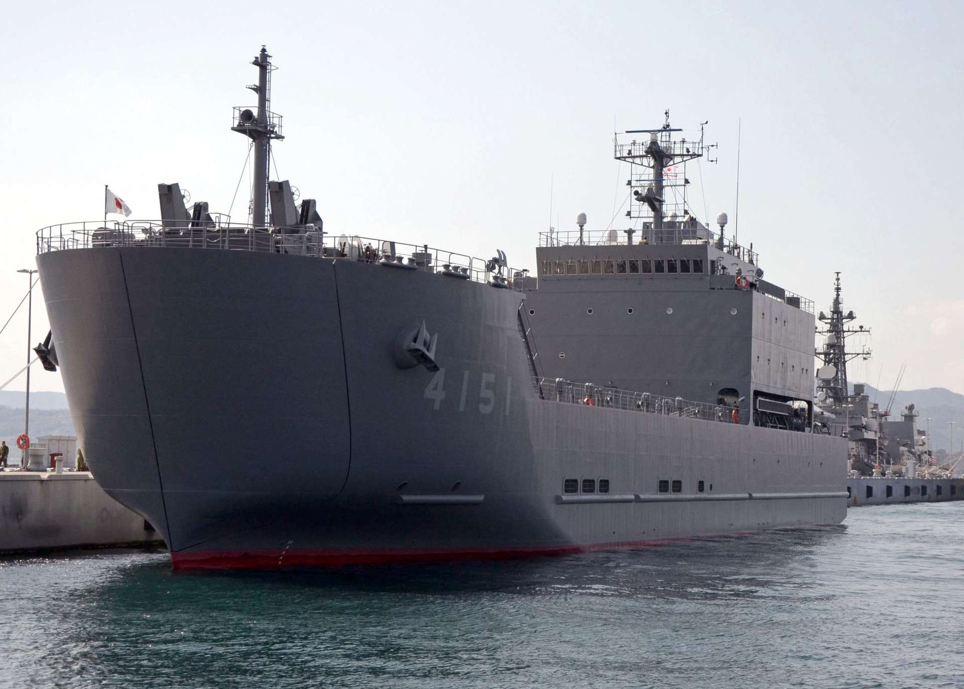〈別カット〉自衛隊海上輸送群の小型輸送艦「にほんばれ」。先頭部分が開き、砂浜に上陸できる＝６日午後２時半ごろ、広島県呉市の海上自衛隊呉基地