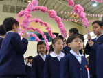 緊張した表情で入場する新１年生＝７日、鹿児島市の中洲小学校