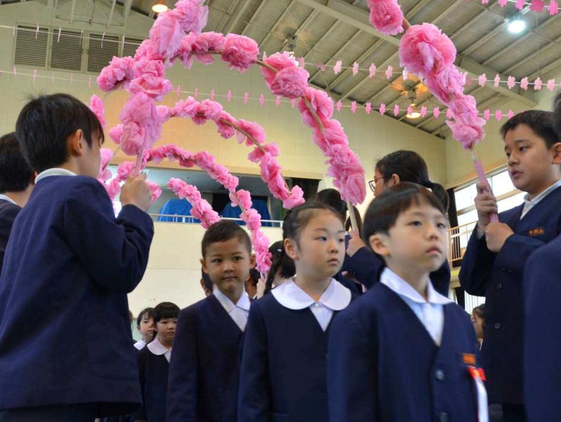 緊張した表情で入場する新１年生＝７日、鹿児島市の中洲小学校