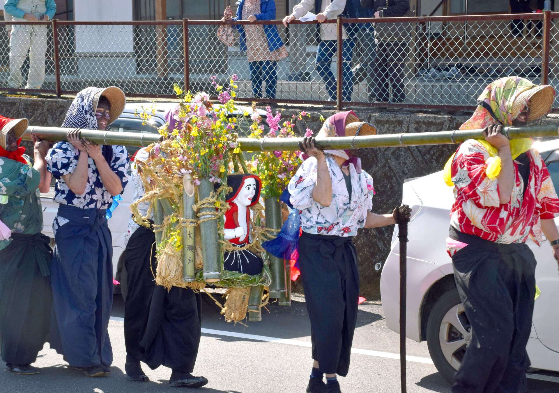 田の神を運ぶ化身たち＝６日、薩摩川内市祁答院町藺牟田