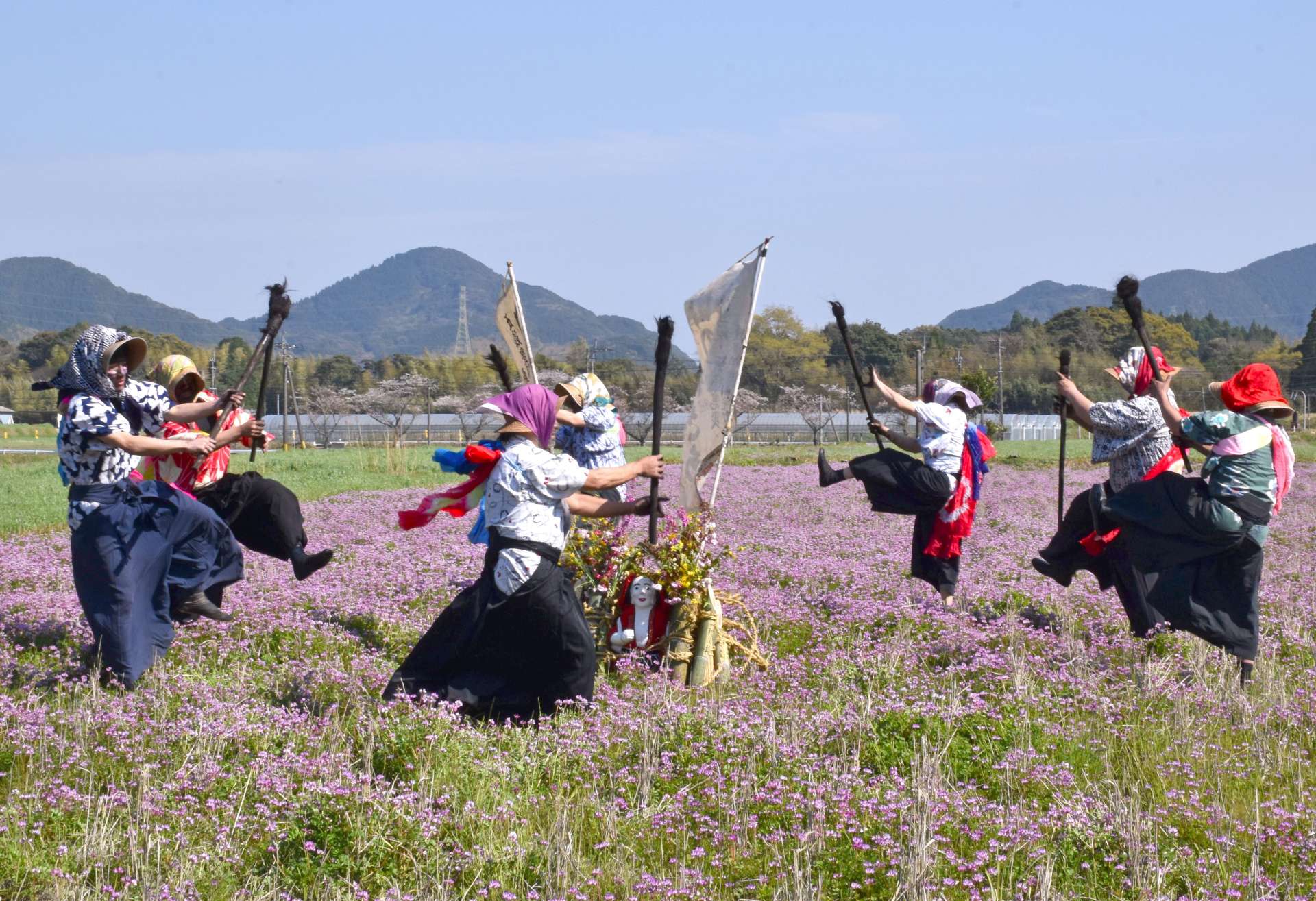 田の神を中心に、五穀豊穣などを願って踊る化身たち＝６日、薩摩川内市祁答院町藺牟田