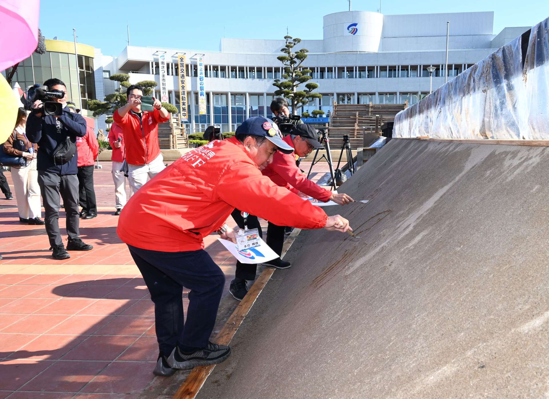 砂像制作開始式であったナイフ入れ＝７日、南さつま市役所