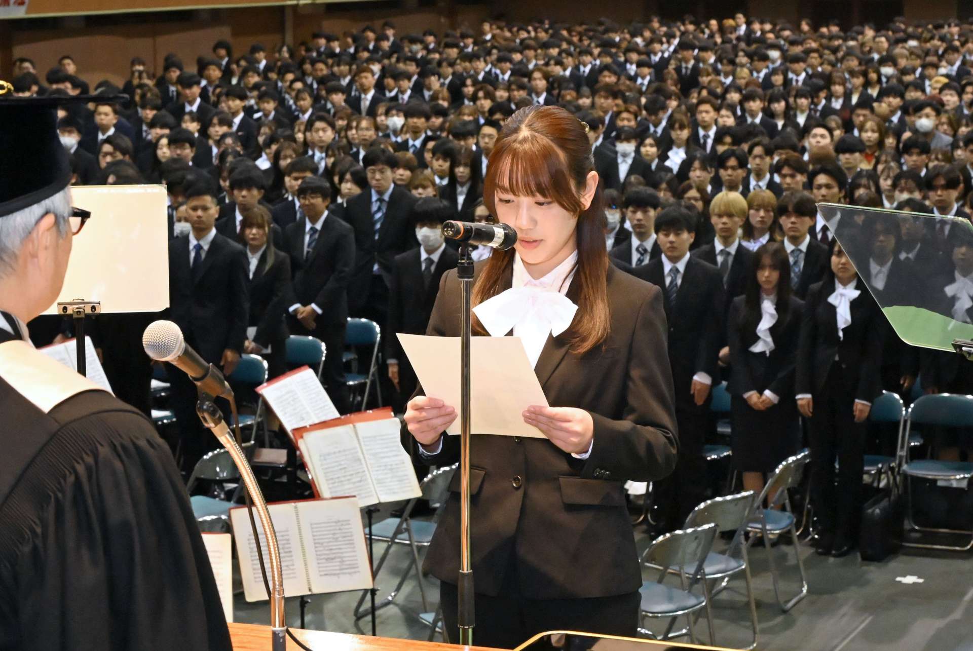 入学生を代表し、宣誓する医学部保健学科の今吉粒桜さん＝７日、鹿児島市の県体育館