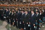 入学式に臨む鹿児島大学の新入生ら＝７日、鹿児島市の県体育館
