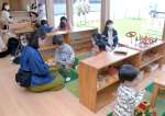 新築移転した地域子育て支援センターつみき。木製のおもちゃや家具が並ぶ＝南九州市頴娃