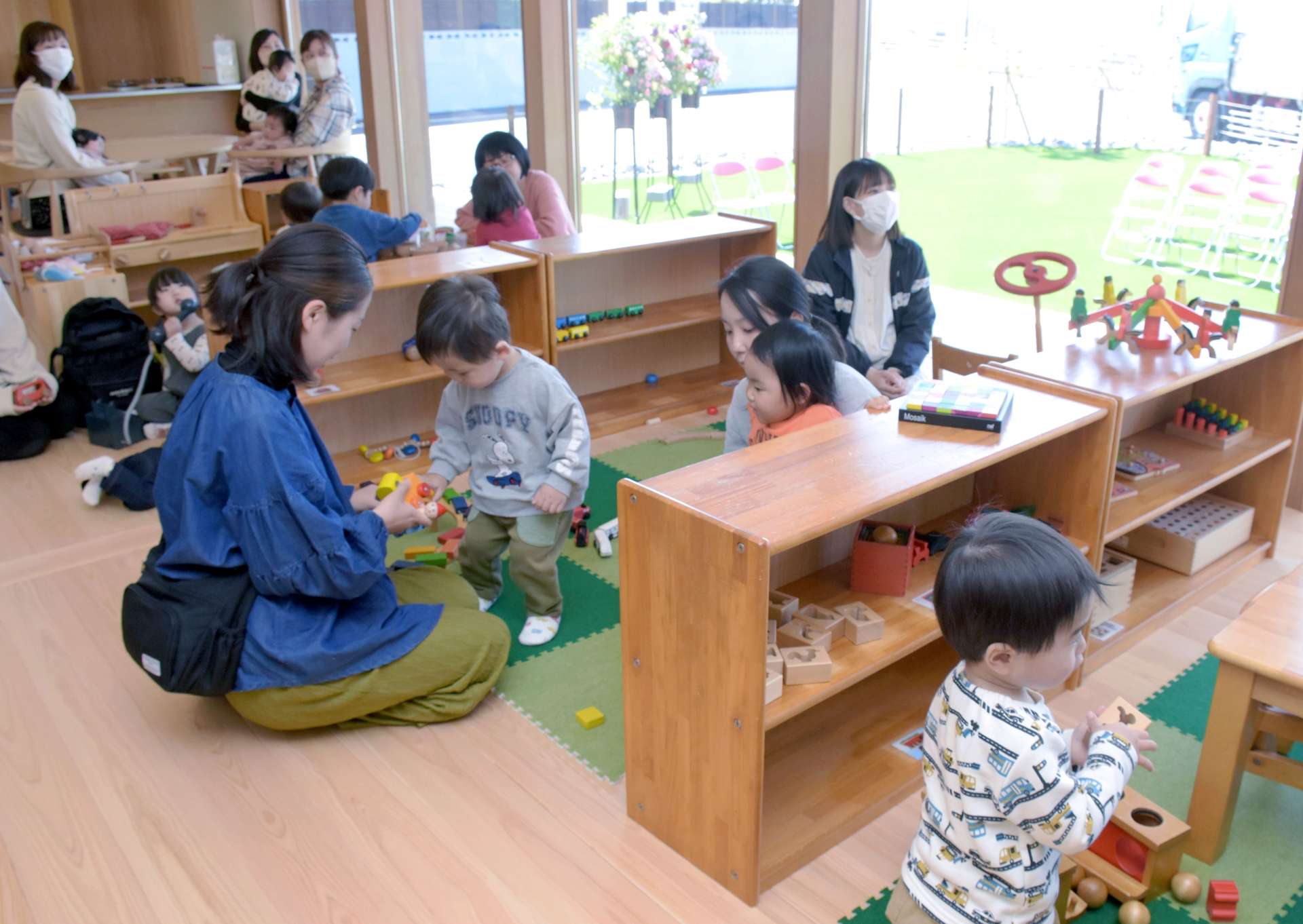 新築移転した地域子育て支援センターつみき。木製のおもちゃや家具が並ぶ＝南九州市頴娃