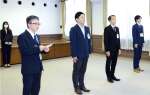 被災自治体支援の派遣を終え、帰任を報告する職員＝７日、鹿児島市役所