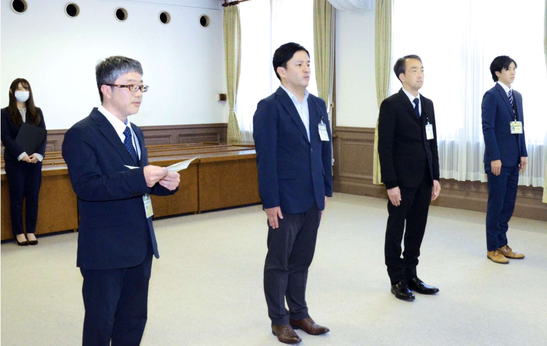 被災自治体支援の派遣を終え、帰任を報告する職員＝７日、鹿児島市役所