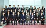 修学資金の貸与を受けて鹿児島大学医学部に入学した学生ら＝７日、県庁