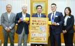 朝食の大事さをまとめた動画放映を報告する南九州ファミリーマートの飯塚隆社長（左）ら＝７日、県庁