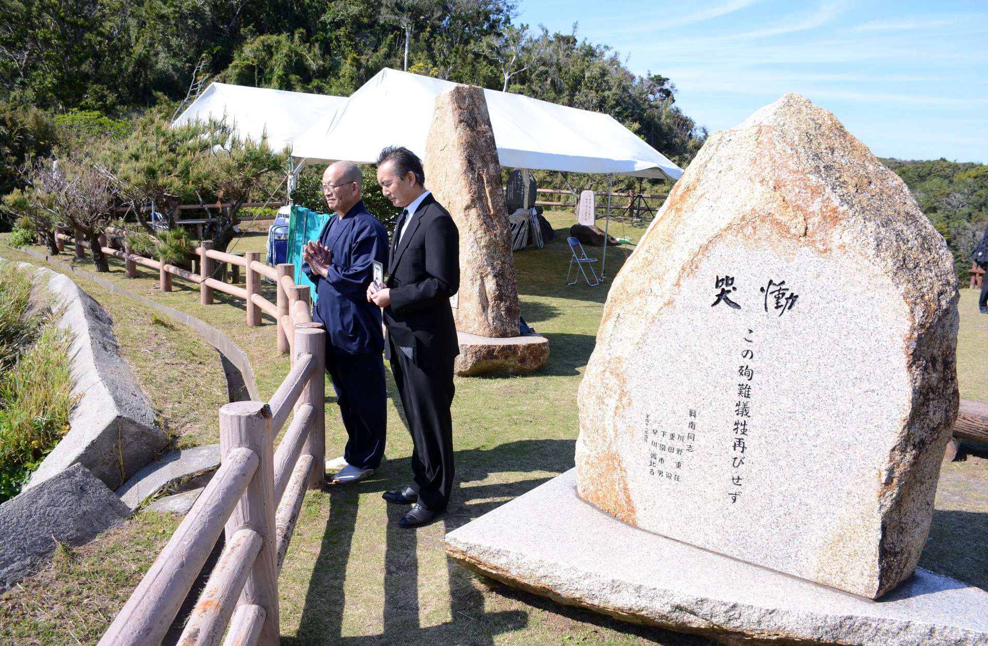 戦艦大和が沈没した海域に向かって祈る遺族＝７日、枕崎市の平和祈念展望台