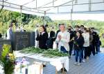 献花台で手を合わせる参列者＝７日、枕崎市の平和祈念展望台