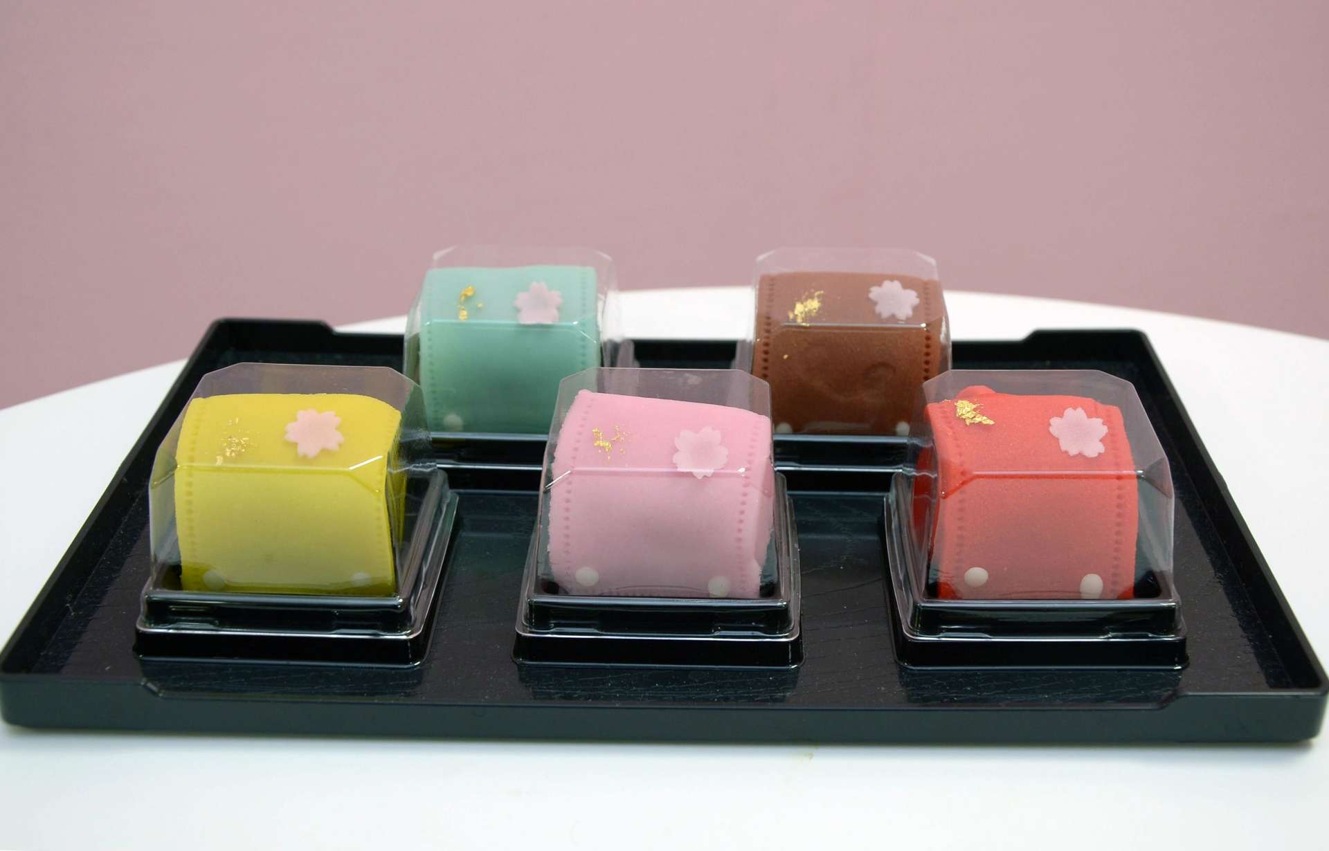 「あんこ展」で販売するランドセル型の和菓子＝８日、鹿児島市の山形屋