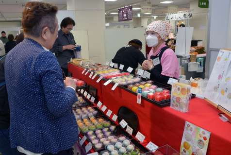 あんこを使ったお菓子が並ぶ「あんこ展」＝８日、鹿児島市の山形屋
