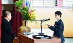新入生として誓いの言葉を述べる高校１年の村田眞洋さん（右）＝８日、肝付町前田の楠隼中学・高校