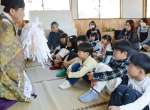勧学祭に臨む新１年生＝６日、さつま町旭町
