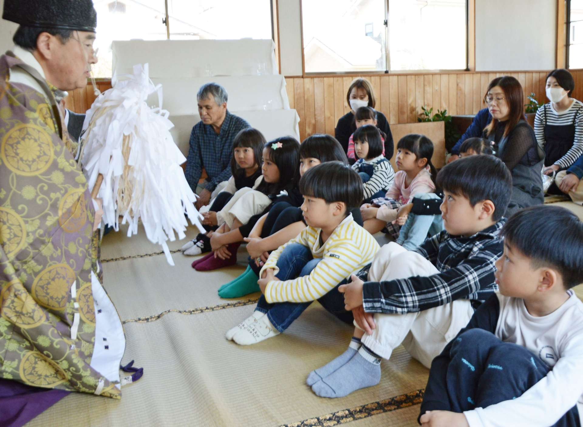 勧学祭に臨む新１年生＝６日、さつま町旭町
