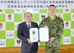 協定を結んだ長谷川健・奄美警備隊長兼奄美駐屯地司令（右）と天城町の森田弘光町長＝８日、天城町役場