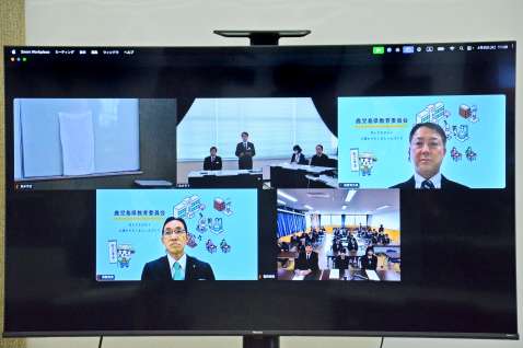開所式に参加した機会高校の生徒や県教育委員会の関係者ら＝８日、鹿児島市の県総合教育センター