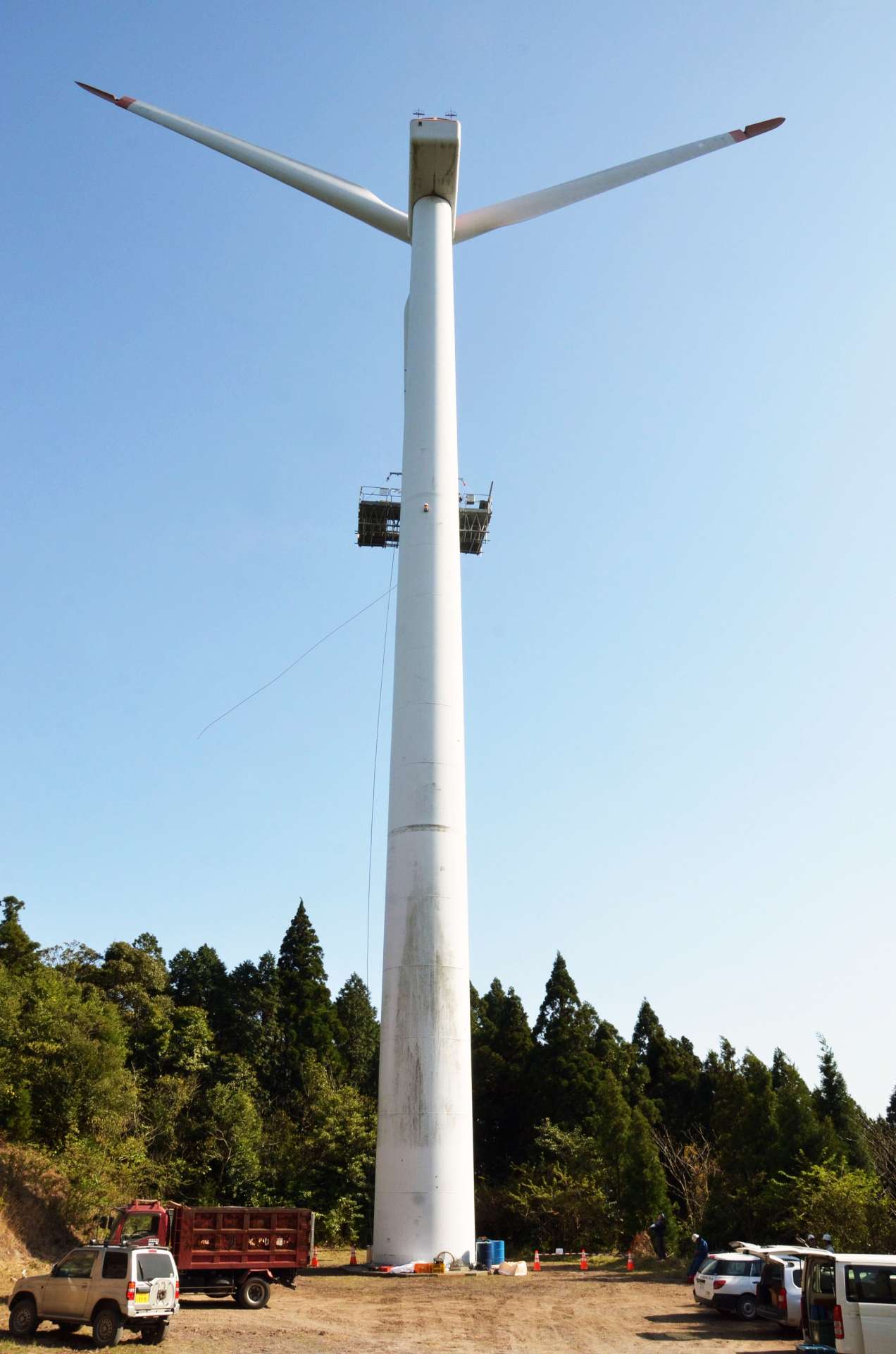 撤去のため、羽根の切断が始まった風車＝８日、鹿児島市宮之浦町