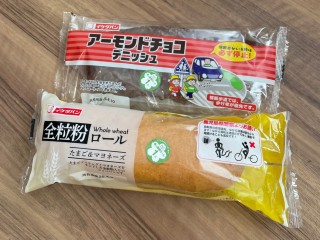 標語が記されたパン