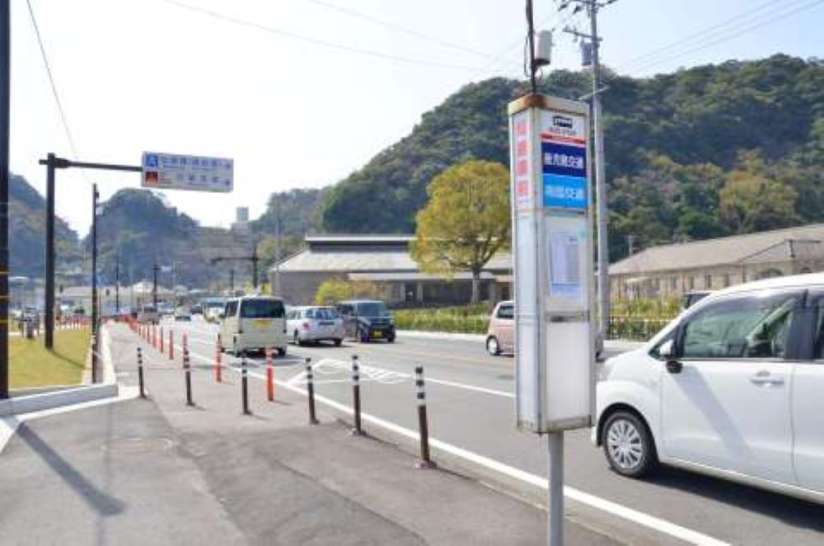 国が県バス協会へ移設を求める仙巌園前のバス停標識＝３月２５日、鹿児島市吉野町