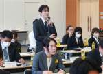 講師のアドバイスを参考に自己紹介をする参加者＝８日、鹿児島市与次郎１丁目の鹿児島相互信用金庫本部