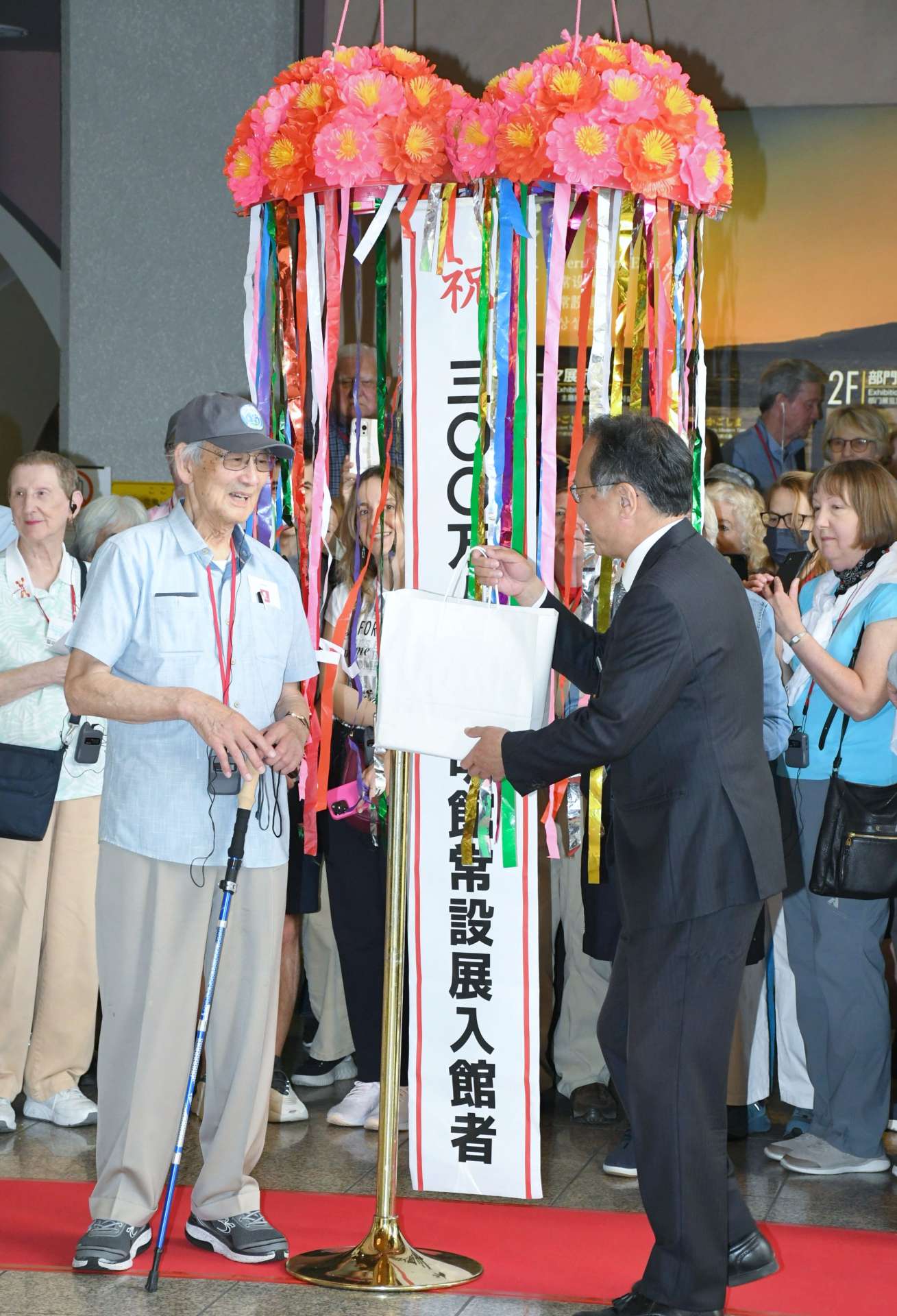記念品を贈呈される穂井田正さん（手前左）＝９日、鹿児島市の黎明館