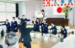 禎一馬さんの歌に合わせ踊る児童＝８日、天城町の西阿木名小学校三京分校