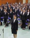 新入生を代表し、宣誓の言葉を述べる木田穂花さん（手前）＝８日、鹿児島市下伊敷１丁目の鹿児島県立短期大