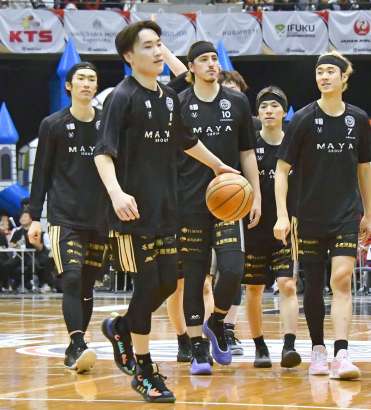 初のベンチ入りし、試合前に汗を流すレブナイズの井上（左から２人目）＝西原商会アリーナ