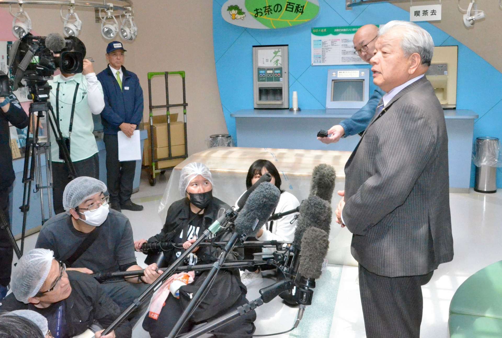 トランプ関税などの質問に答える県茶業会議所の柚木弘文会頭＝９日、鹿児島市の県茶市場