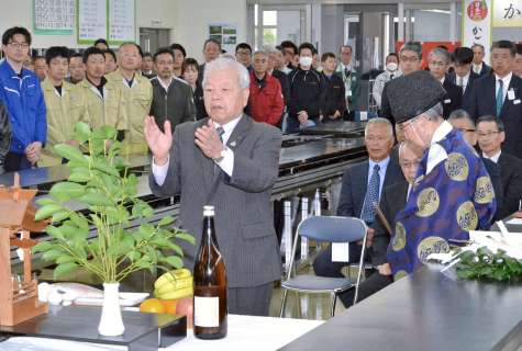 茶の安定取引や茶業発展を祈願する神事＝９日、鹿児島市の県茶市場