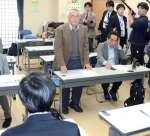 協議の場であいさつする水俣病被害市民の会の山下善寛代表＝９日午後１時半ごろ、熊本県水俣市