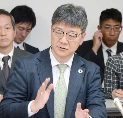 懇談の日程を発表する環境省の前田光哉環境保健部長＝９日午後３時ごろ、熊本県水俣市