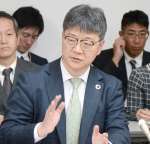 懇談の日程を発表する環境省の前田光哉環境保健部長＝９日午後３時ごろ、熊本県水俣市