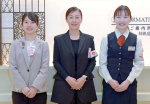 ４月末で廃止する制服を着用した従業員（右）と、私服を着用した従業員＝９日、鹿児島市の山形屋