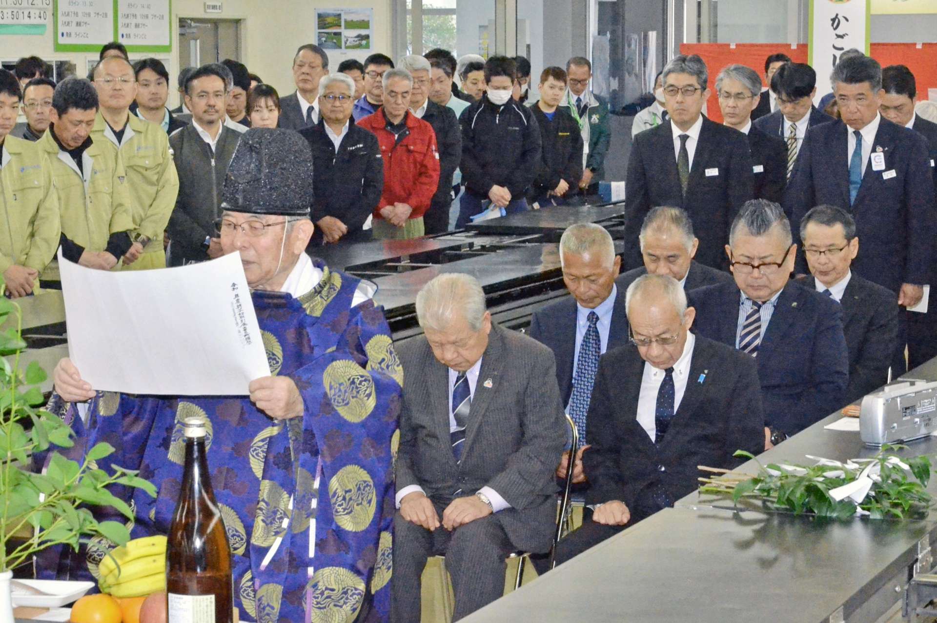 茶の安定取引や茶業発展を祈願する神事＝９日、鹿児島市の県茶市場