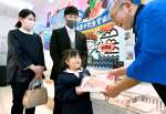 入学祝いのチコダイを受け取る河脇光凜さん（中央）ら＝７日、南種子町