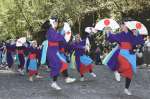 軽妙に奴踊りを披露する児童ら＝６日、曽於市財部の溝ノ口洞穴