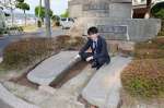 「天正八年」の刻銘が残る石桁橋（左）＝９日、日置市の伊集院中学校