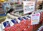 店頭に並んだ備蓄米を手に取る買い物客＝１０日、鹿児島市のＡコープ桜ケ丘店