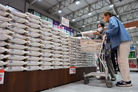 （別カット）販売が始まった備蓄米＝１０日、鹿児島市のＡコープ桜ケ丘店