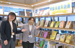 新生活を迎える人を応援する図書の展示＝９日、鹿児島市の天文館図書館