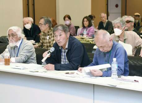 辺野古への土砂搬出反対を訴える市民団体のメンバー＝１０日、東京・永田町の衆院議員会館